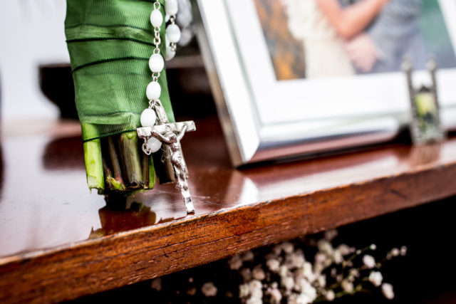 rosario-junto-al-bouquet-de-novia